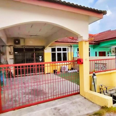 Homestay Melewar Parit Raja Kültér fotó